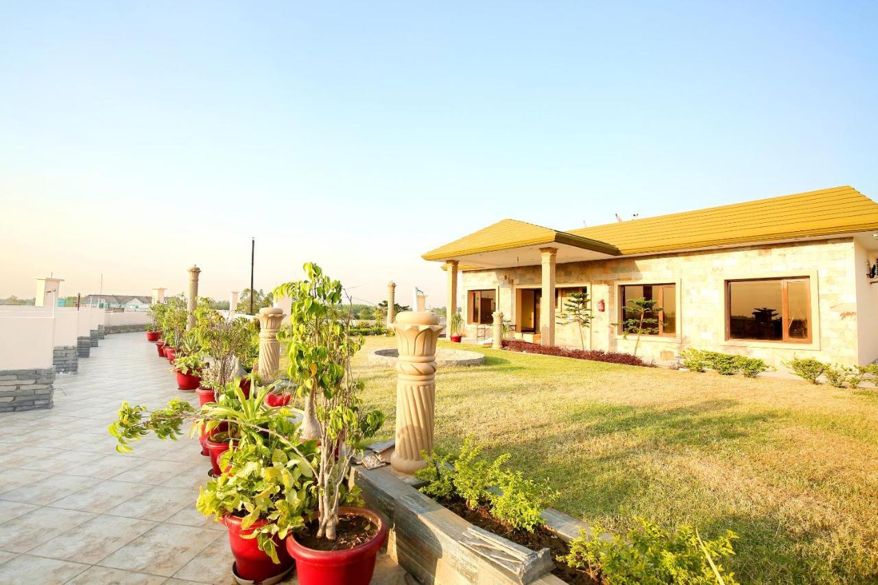 Oyo Flagship Armaan Resort Shāhpur Buitenkant foto