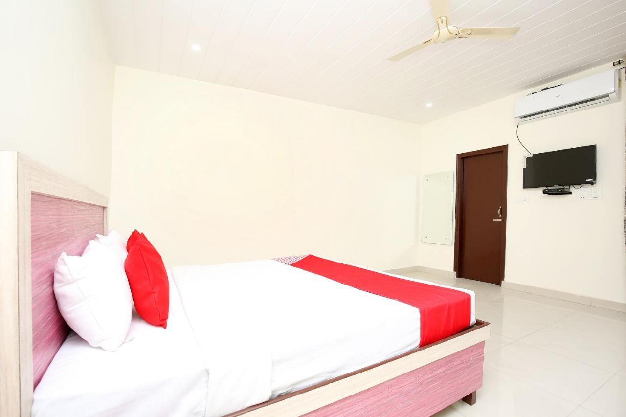 Oyo Flagship Armaan Resort Shāhpur Buitenkant foto