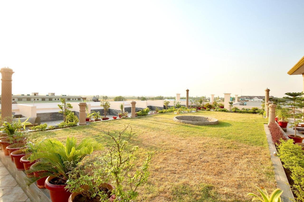 Oyo Flagship Armaan Resort Shāhpur Buitenkant foto