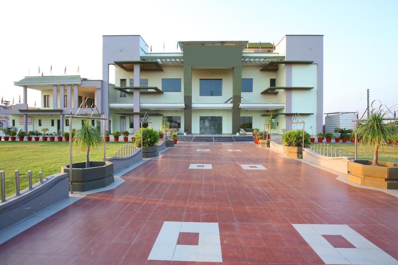 Oyo Flagship Armaan Resort Shāhpur Buitenkant foto